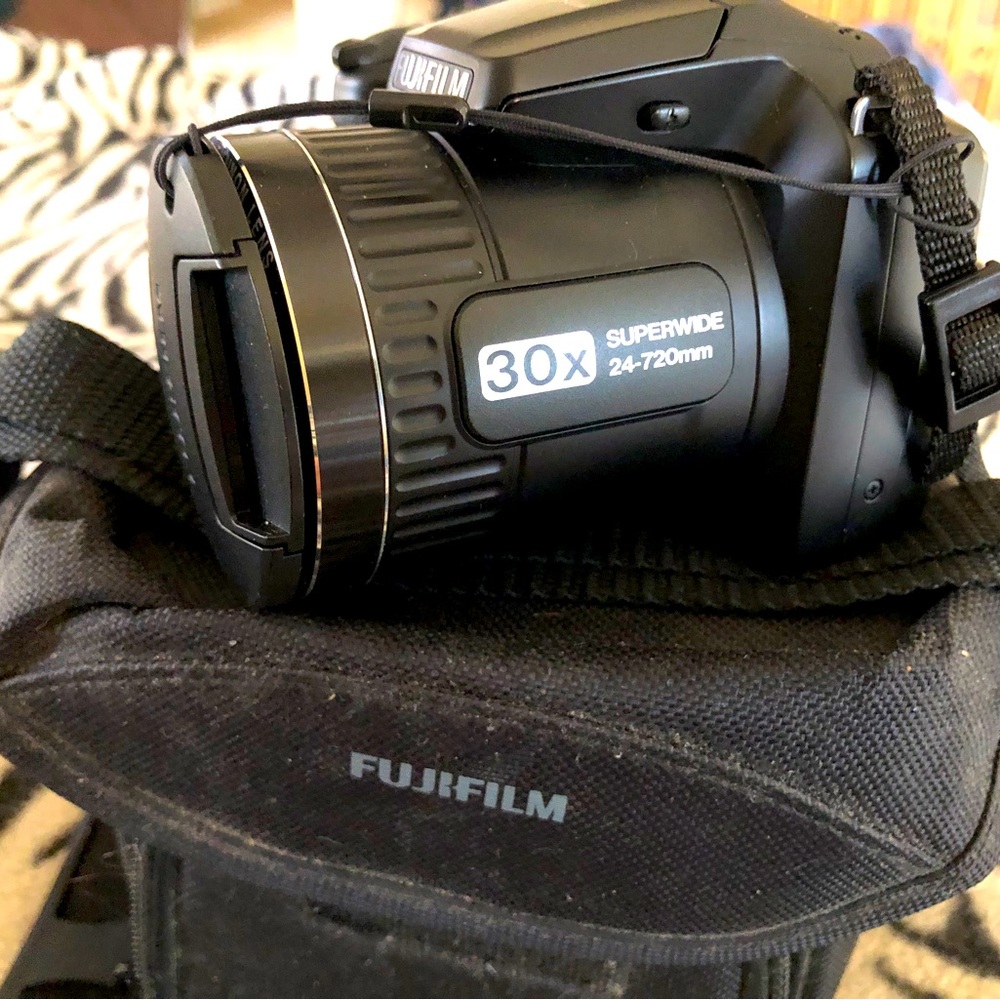 NEW!!! Fujifilm FinePix 4830 30X Superwide Camera with case and strap